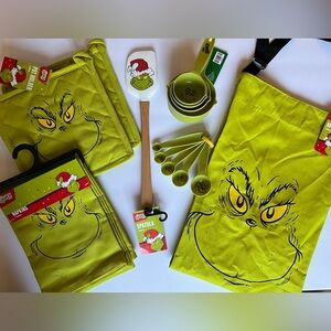 The Grinch kitchen Set w/Apron, Potholders, Napkins, Measuring Cups & Spatula